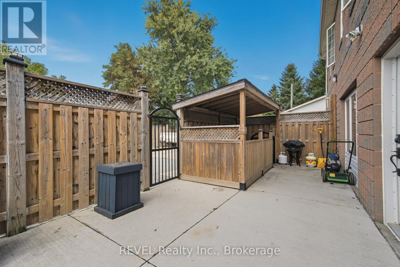 72 & 74 Merritt Street, St. Catharines (Burleigh Hill), Ontario  L2T 1J5 - Photo 17 - X12430989