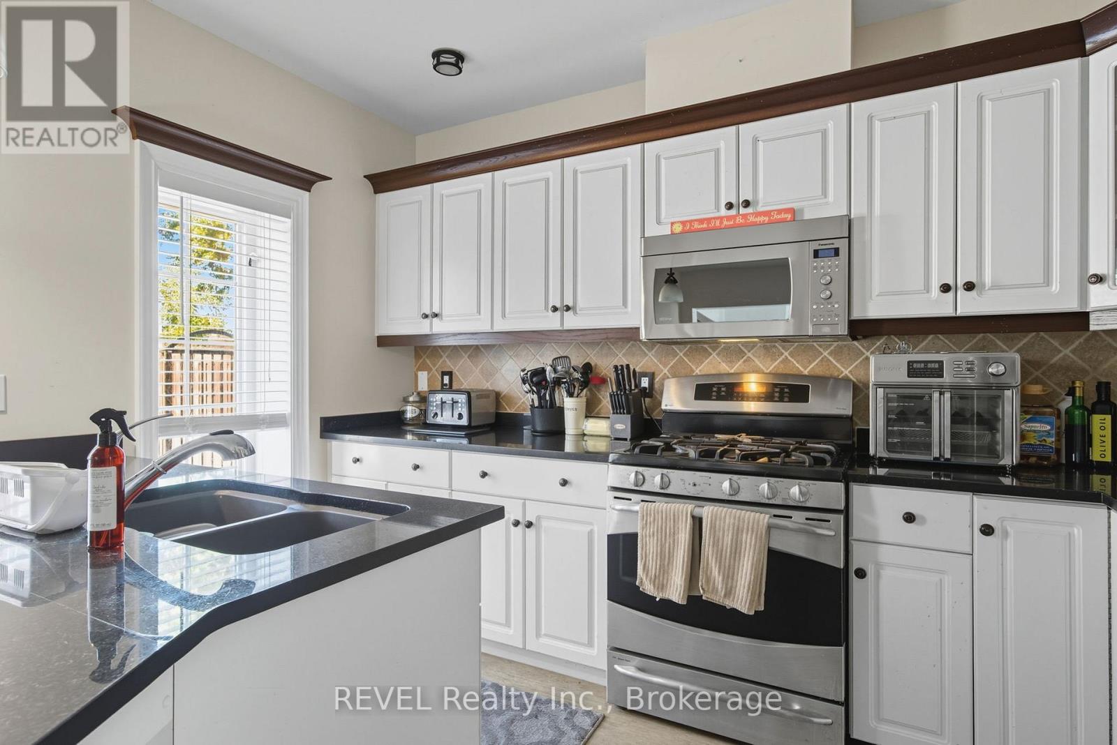 72 & 74 Merritt Street, St. Catharines (Burleigh Hill), Ontario  L2T 1J5 - Photo 5 - X12430989