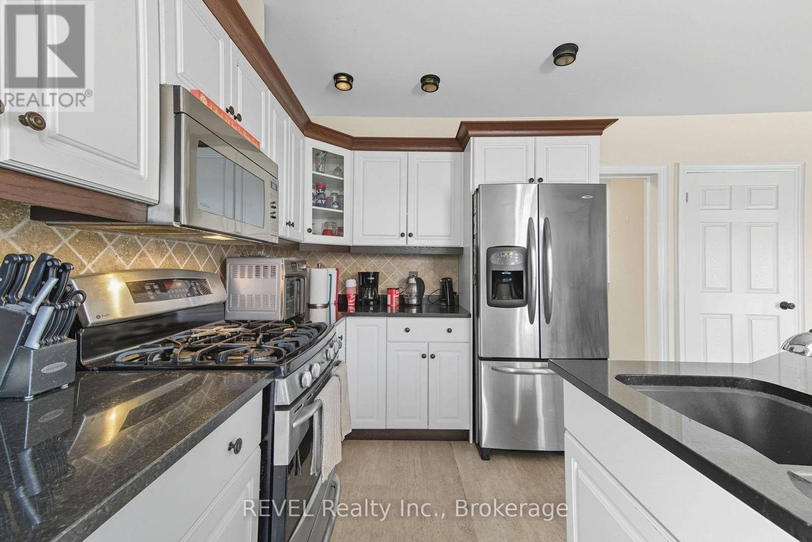 72 & 74 Merritt Street, St. Catharines (Burleigh Hill), Ontario  L2T 1J5 - Photo 6 - X12430989