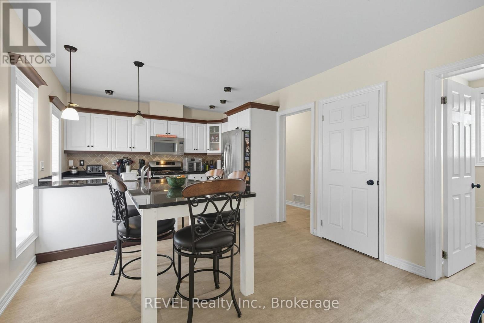72 & 74 Merritt Street, St. Catharines (Burleigh Hill), Ontario  L2T 1J5 - Photo 7 - X12430989