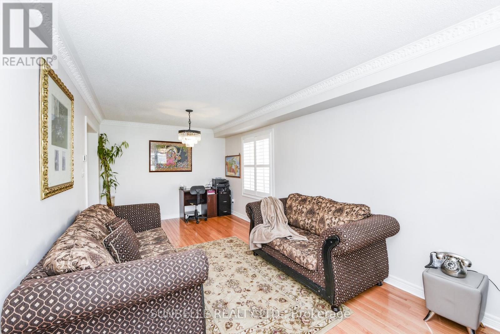 38 Sunny Glen Crescent, Brampton, Ontario  L7A 2C6 - Photo 11 - W12430765