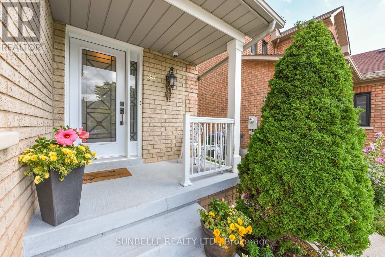 38 Sunny Glen Crescent, Brampton, Ontario  L7A 2C6 - Photo 3 - W12430765