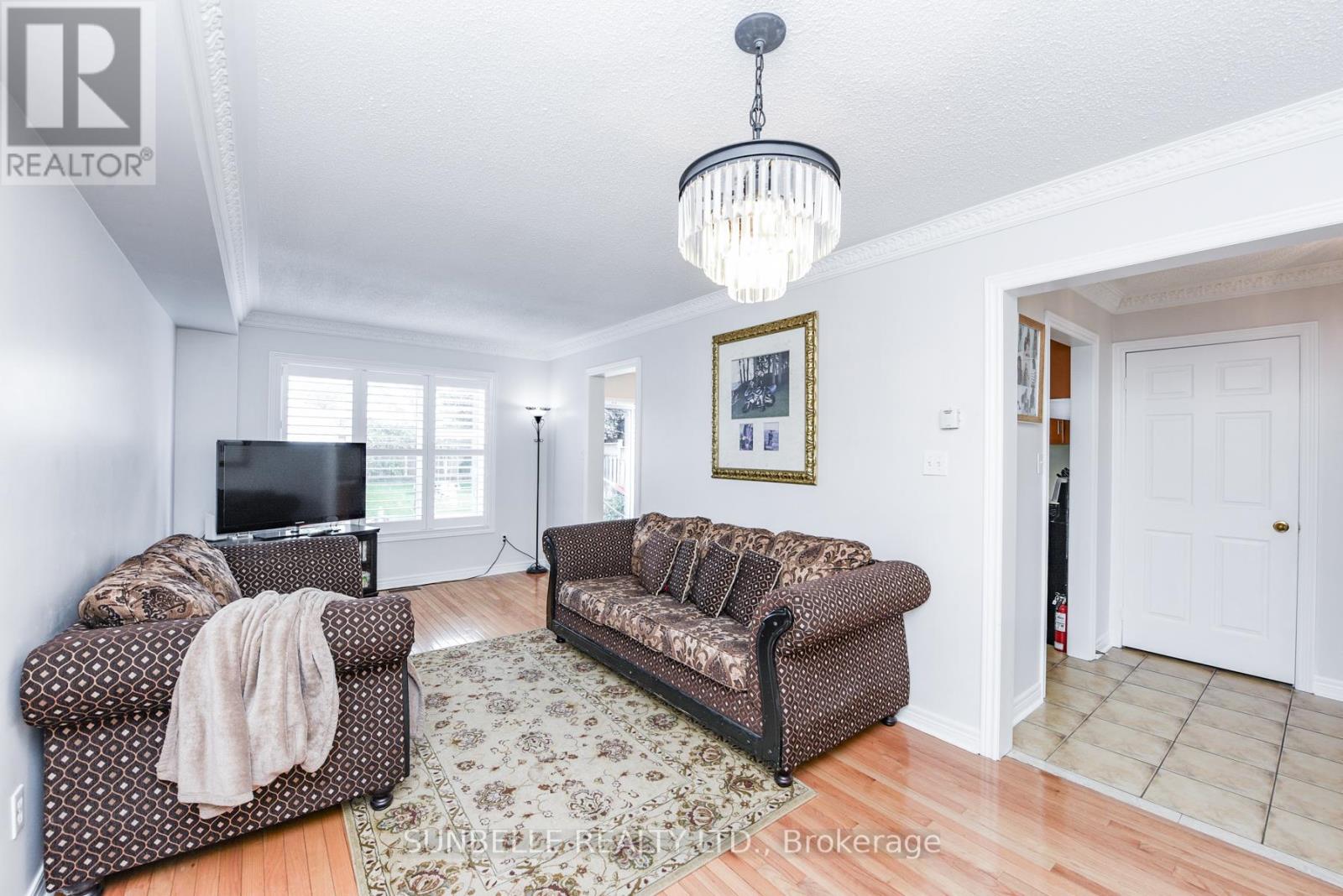38 Sunny Glen Crescent, Brampton, Ontario  L7A 2C6 - Photo 9 - W12430765