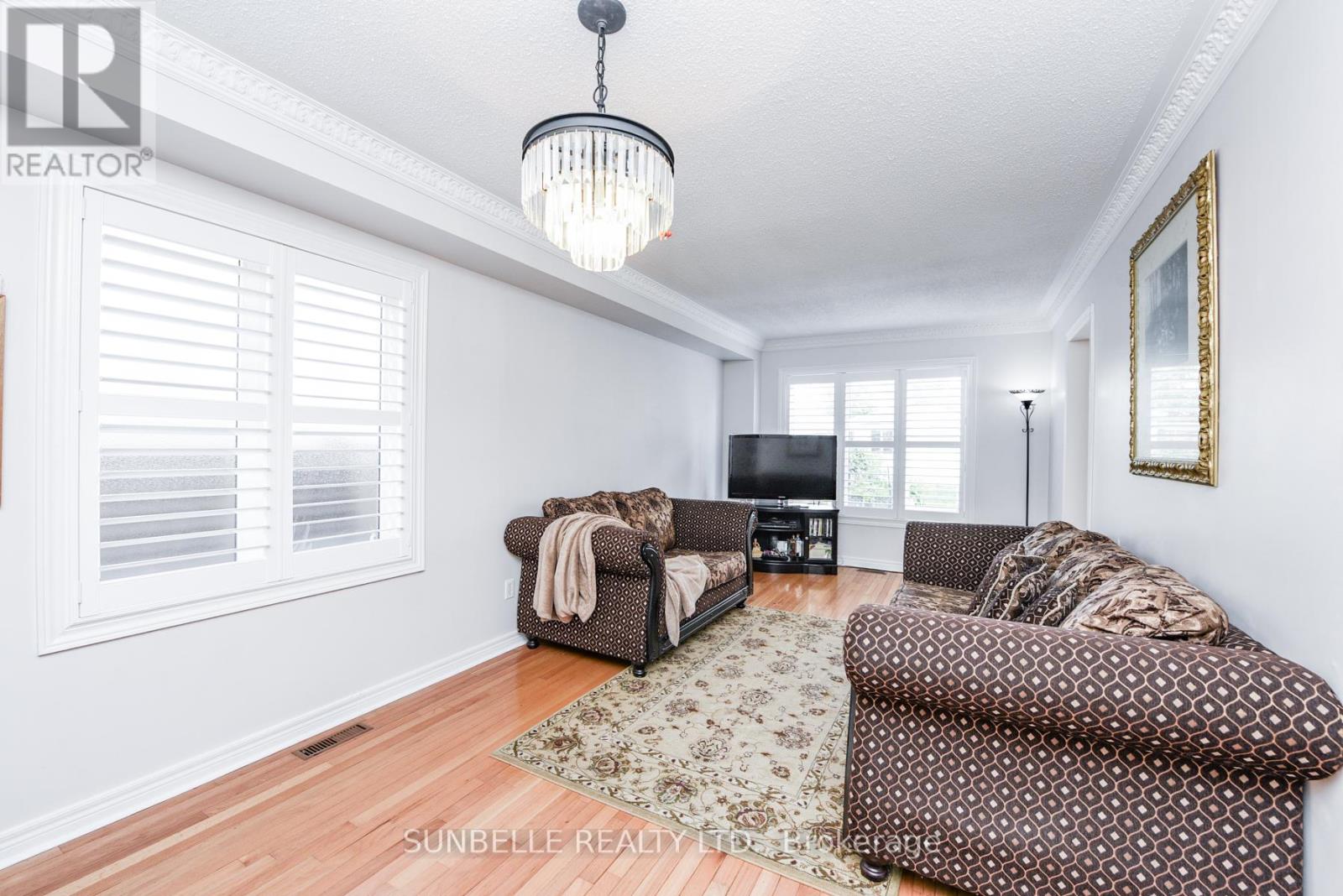 38 Sunny Glen Crescent, Brampton, Ontario  L7A 2C6 - Photo 8 - W12430765