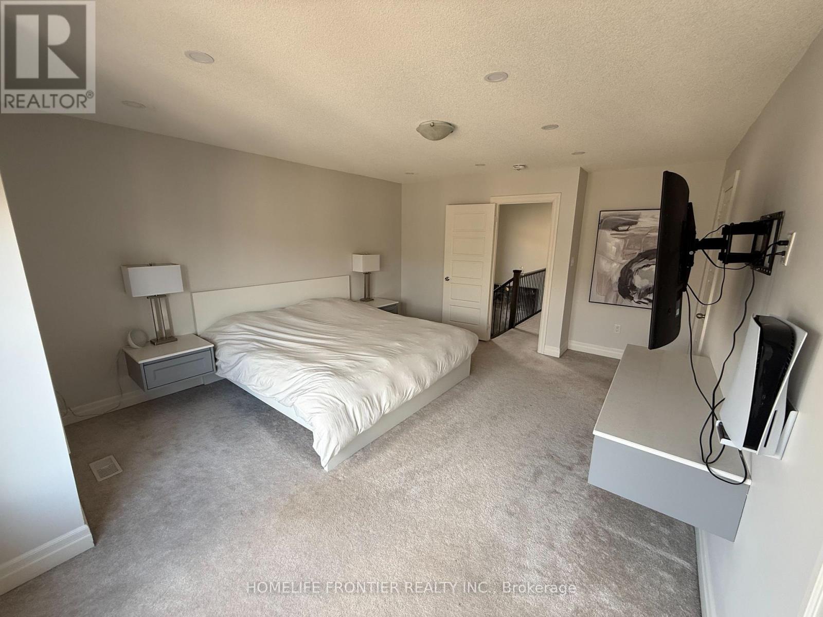 Main - 30 Vantage Loop Avenue, Newmarket, Ontario  L3X 0K6 - Photo 3 - N12413970
