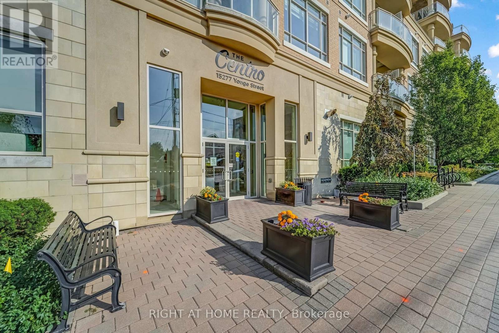 704a - 15277 Yonge Street, Aurora, Ontario  L4G 1Y3 - Photo 2 - N12401128