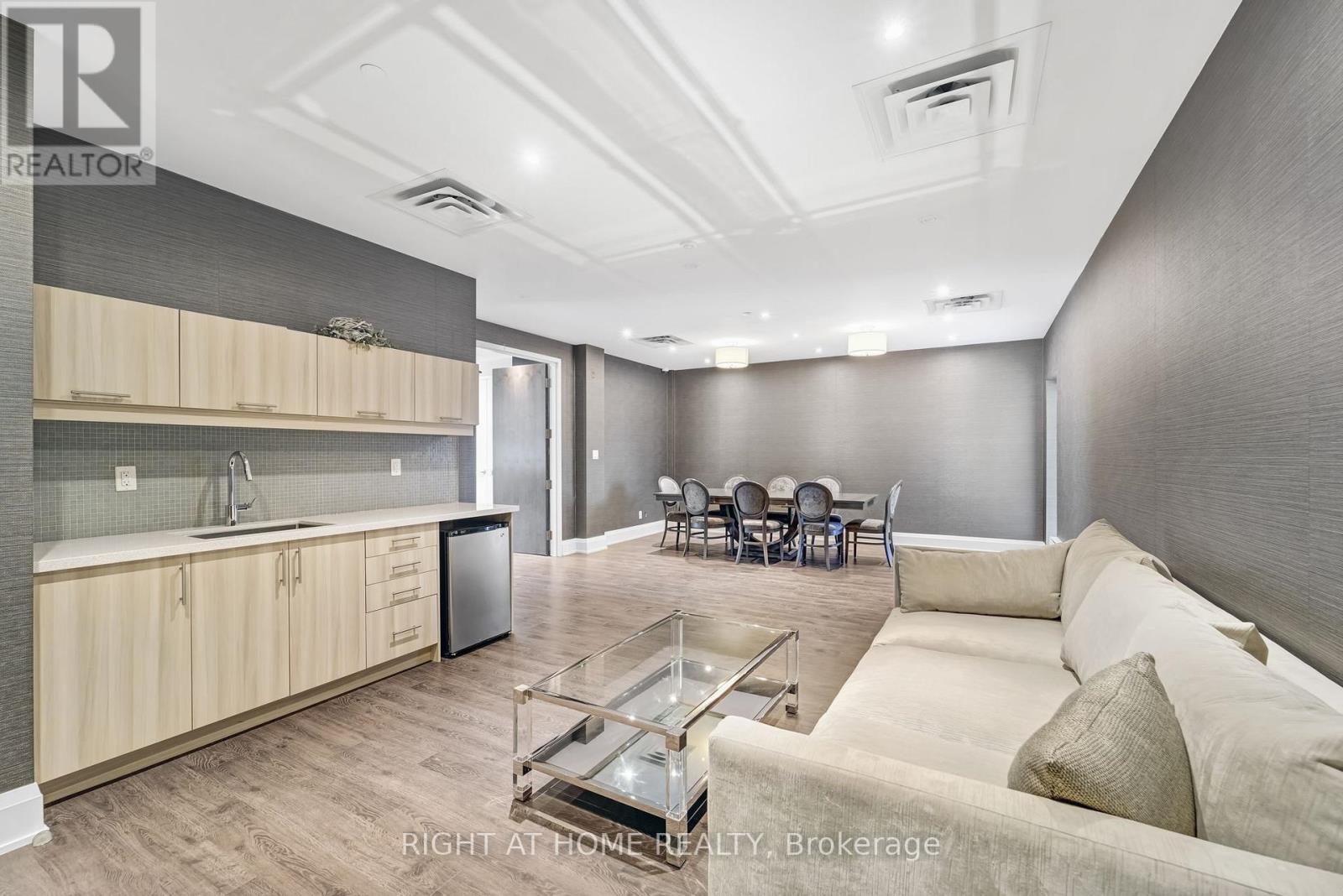 704a - 15277 Yonge Street, Aurora, Ontario  L4G 1Y3 - Photo 4 - N12401128