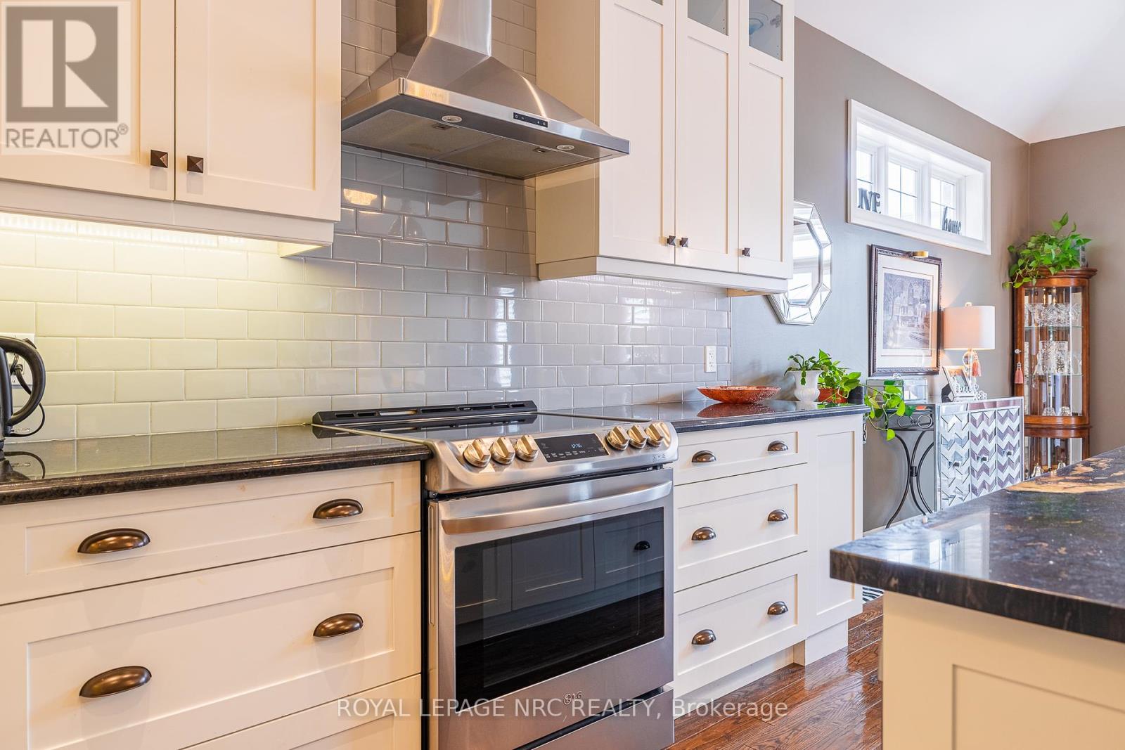 1534 Haist Street, Pelham (Fonthill), Ontario  L0S 1E5 - Photo 15 - X12431041