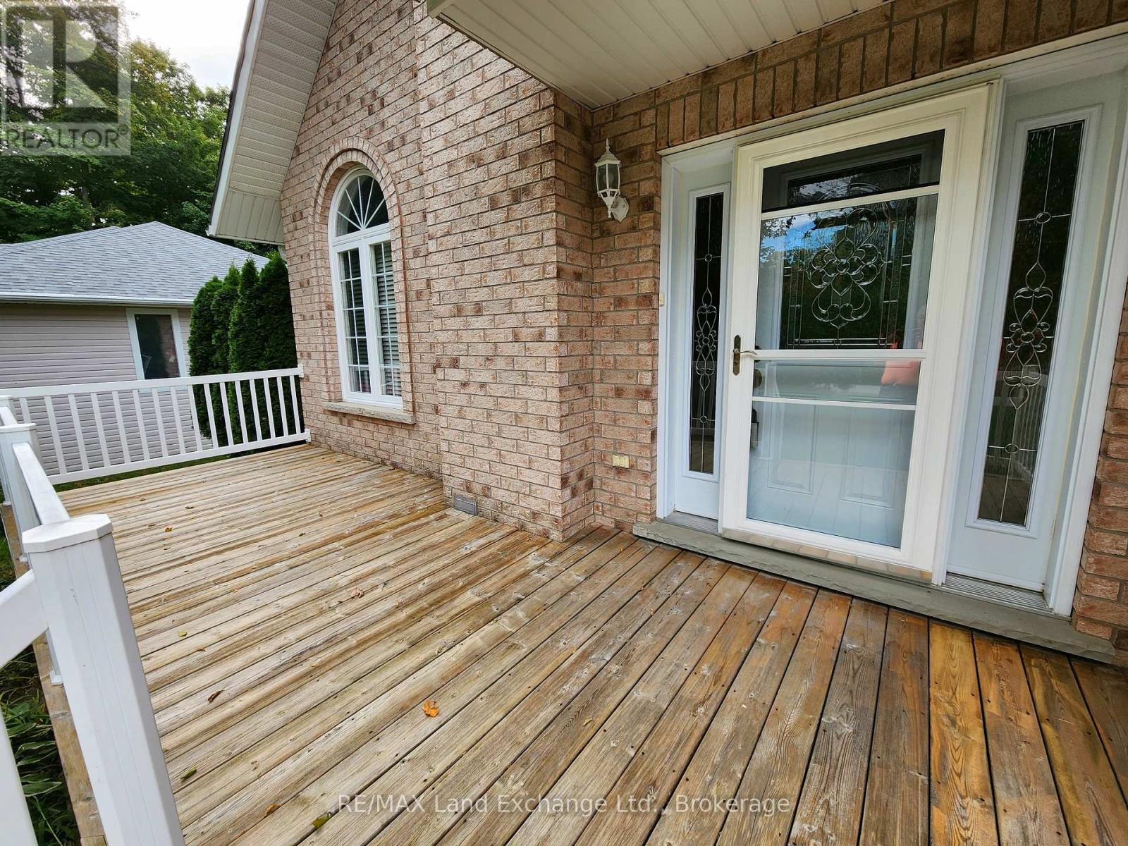 207 Birch Crescent W, Huron-Kinloss, Ontario  N2Z 2X3 - Photo 2 - X12431031