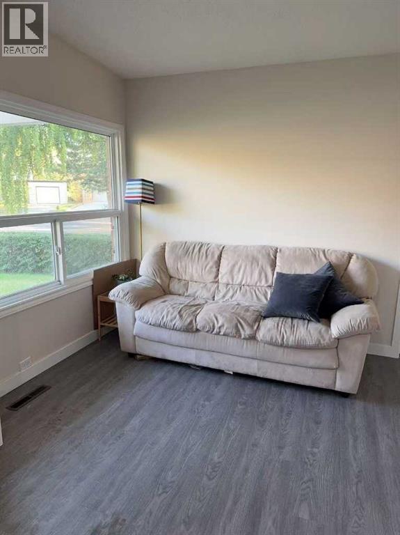 3727 Valdes Place Nw, Calgary, Alberta  T2L 2A2 - Photo 3 - A2259312