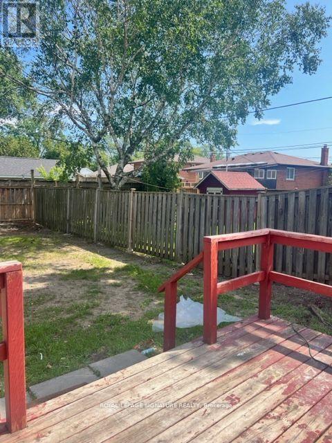 1045 Strathy Avenue, Mississauga, Ontario  L5E 2J6 - Photo 17 - W12431052