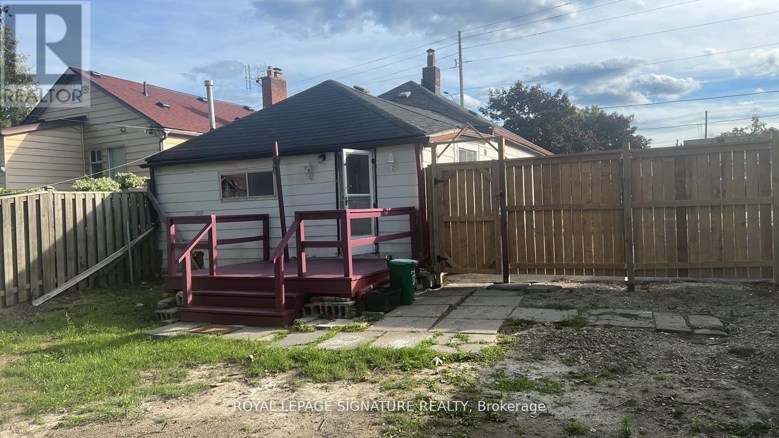 1045 Strathy Avenue, Mississauga, Ontario  L5E 2J6 - Photo 26 - W12431052