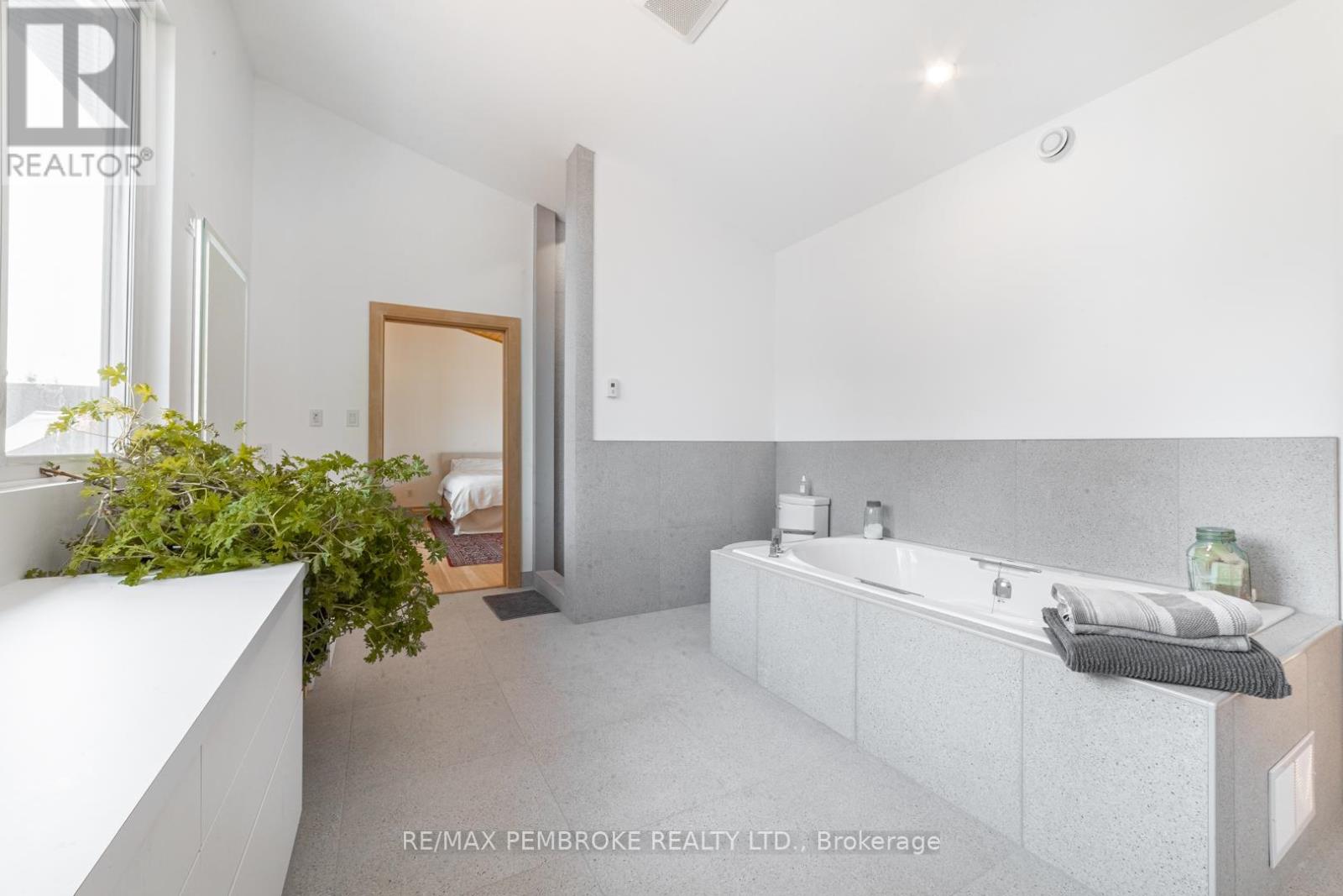 102 Rantz Road, Petawawa, Ontario  K8H 2W8 - Photo 23 - X12431065