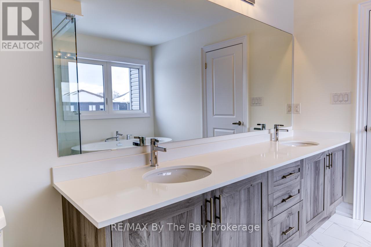 182 Mapleside Drive, Wasaga Beach, Ontario  L9Z 0L4 - Photo 38 - S12431069
