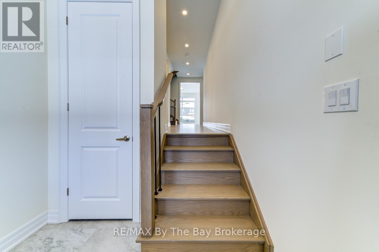 186 Mapleside Drive, Wasaga Beach, Ontario  L9Z 0L4 - Photo 2 - S12431071