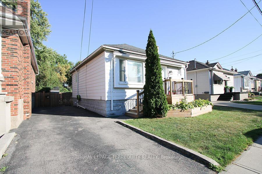 153 East 16th Street, Hamilton, Ontario  L9A 4J4 - Photo 2 - X12431042