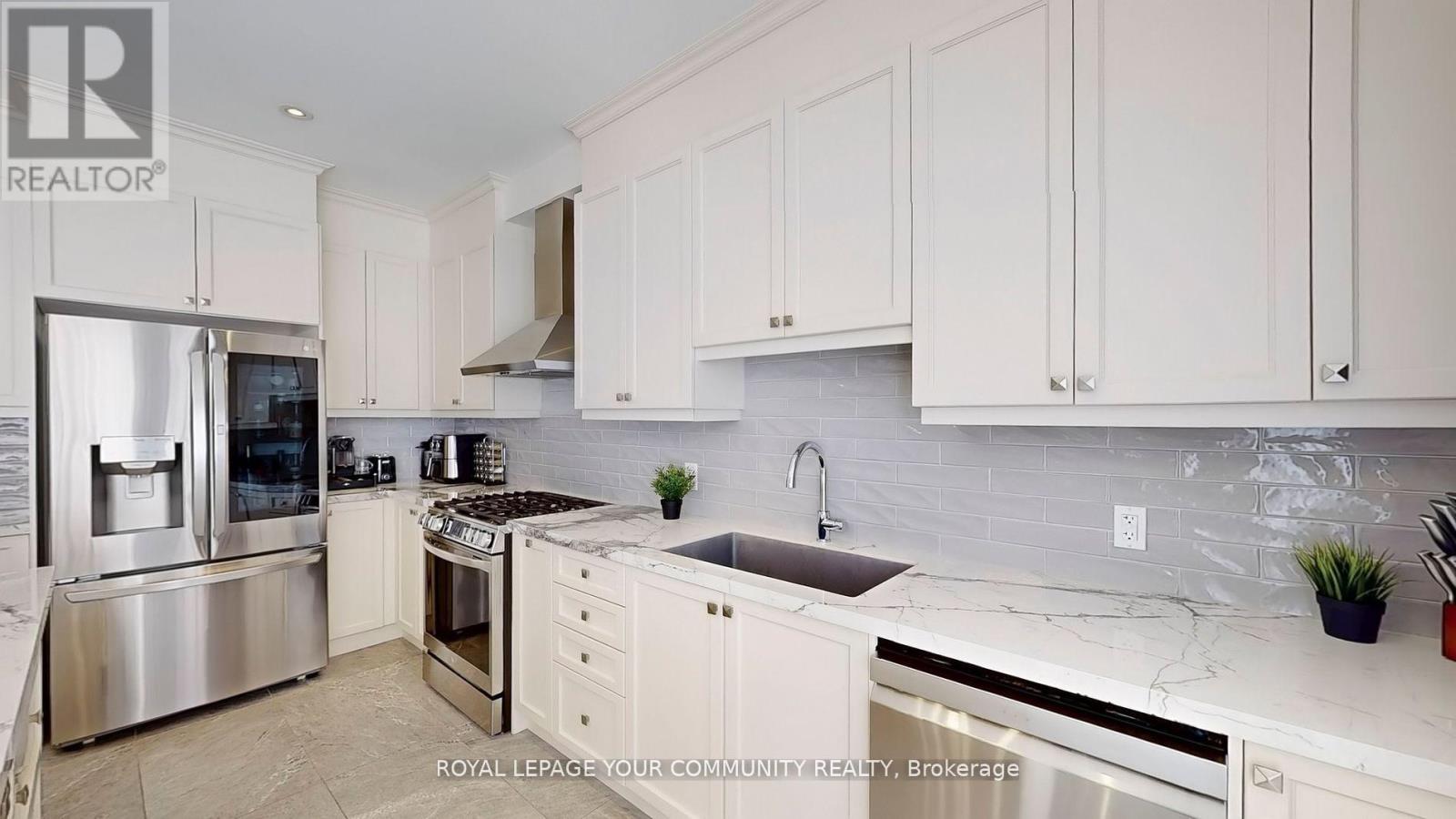 128 Ben Sinclair Avenue, East Gwillimbury, Ontario  L9N 0Z2 - Photo 17 - N12431055