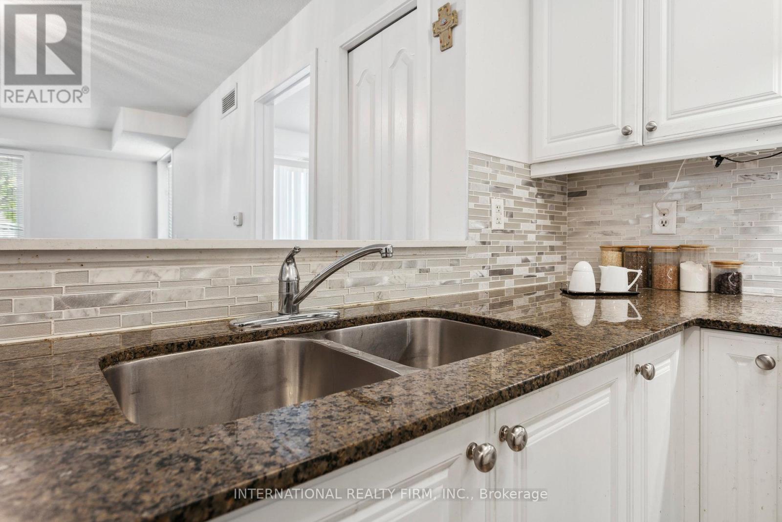 2113 - 6 Dayspring Circle, Brampton, Ontario  L6P 2Z6 - Photo 9 - W12431061