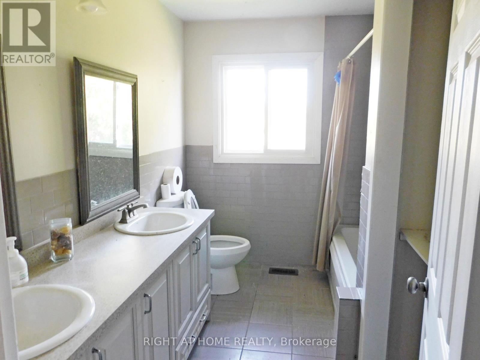 269 Rock Chapel Road, Hamilton, Ontario  L9H 5E2 - Photo 15 - X12431067