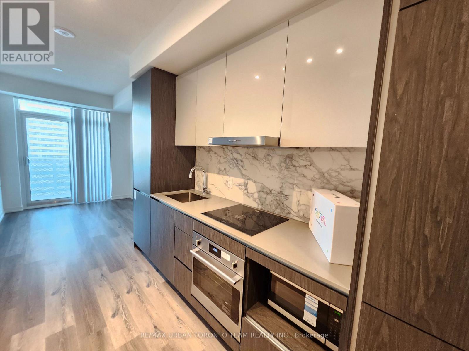 1515 - 28 Interchange Way, Vaughan, Ontario  L4K 0P8 - Photo 2 - N12412262