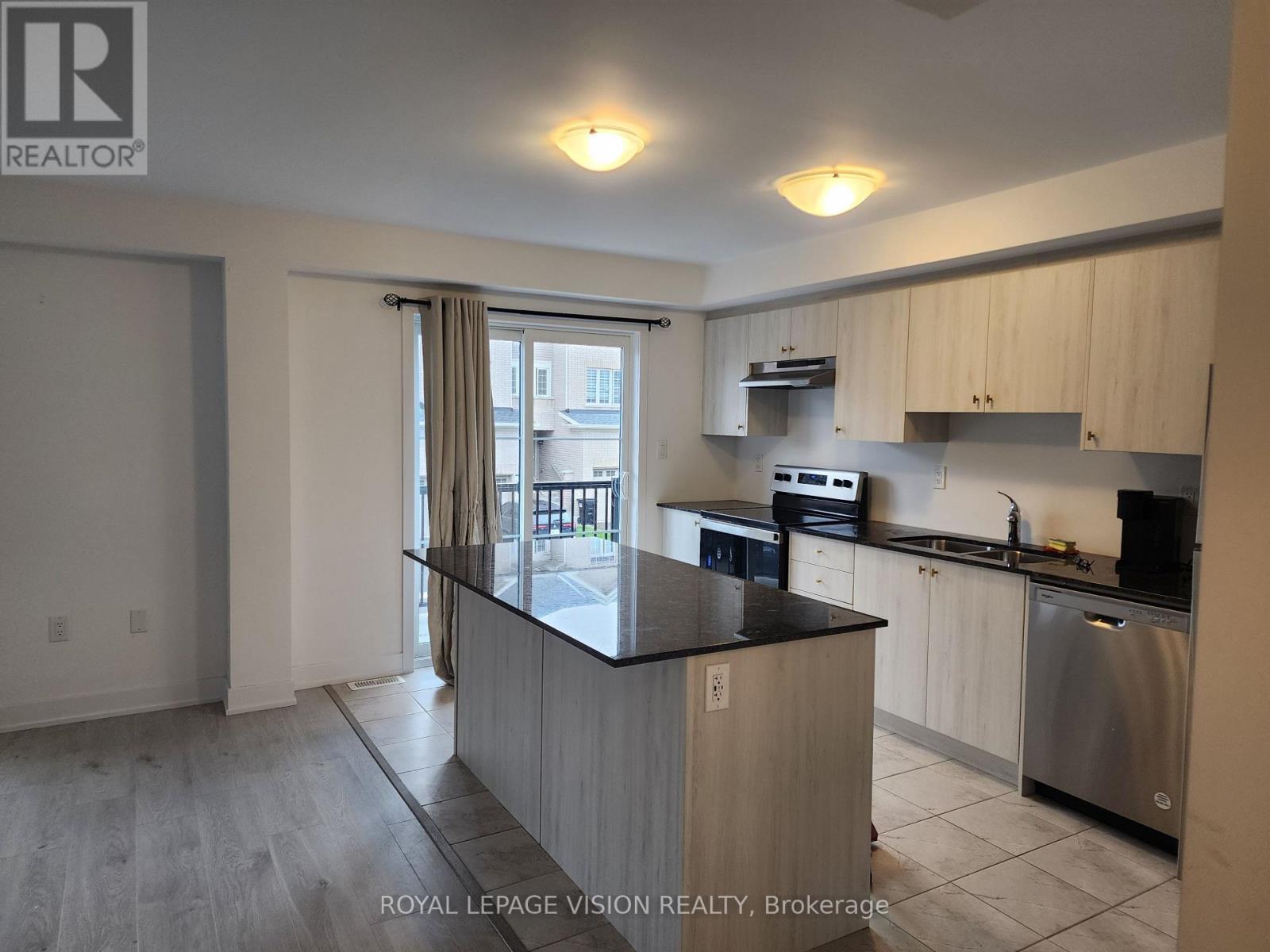 27 Wagon Lane, Barrie, Ontario  L9J 0C2 - Photo 5 - S12417190