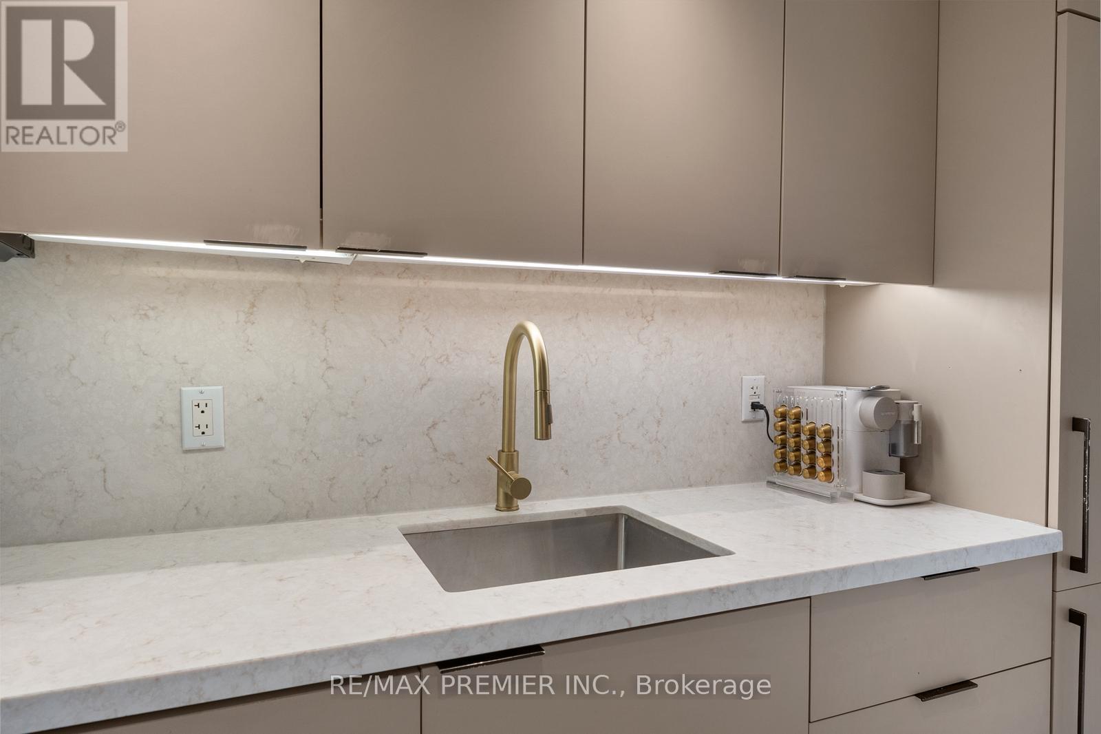 301 - 5 Hanna Avenue, Toronto, Ontario  M6K 1W8 - Photo 8 - C12431082