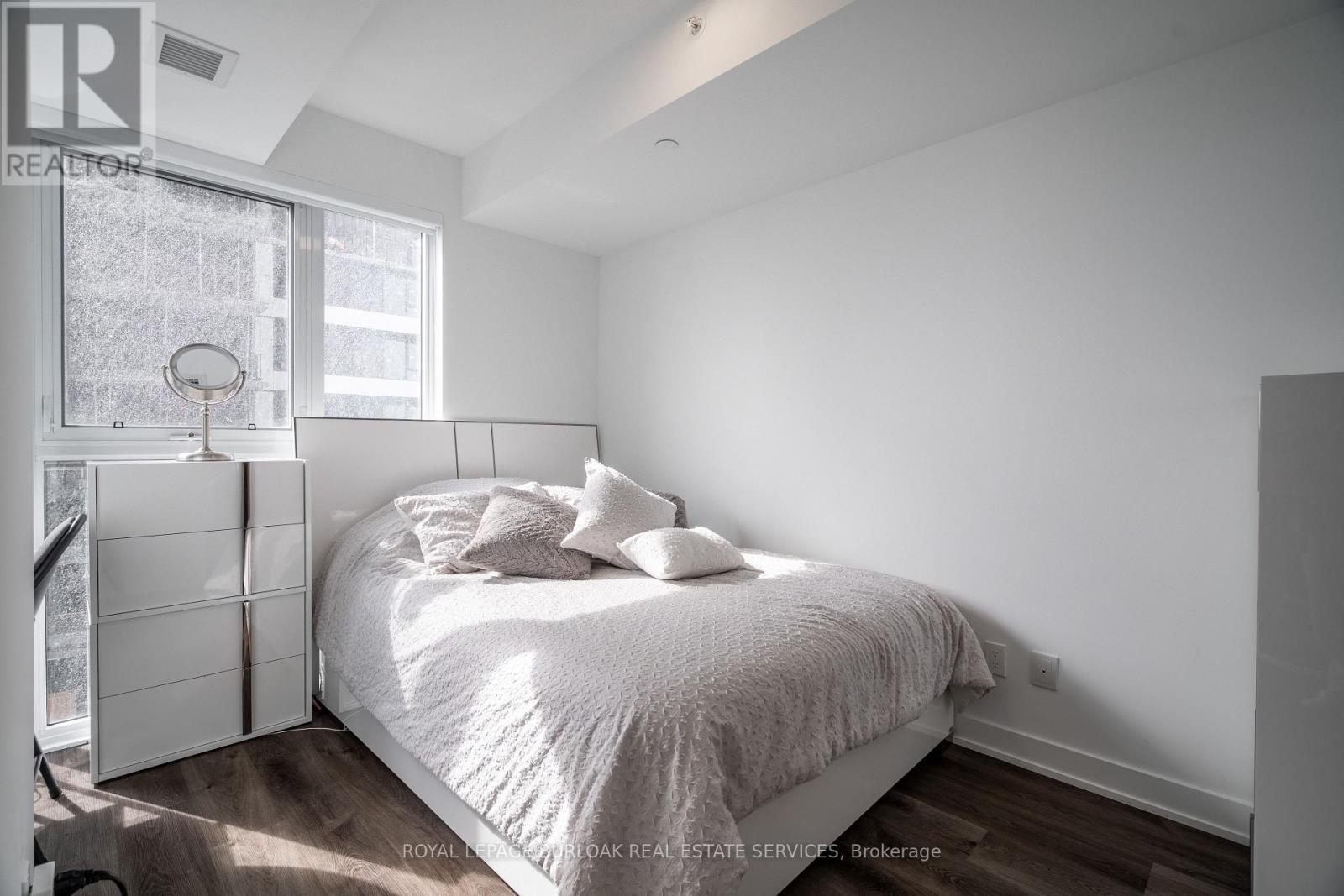 908 - 370 Martha Street, Burlington, Ontario  L7R 0G9 - Photo 10 - W12431110