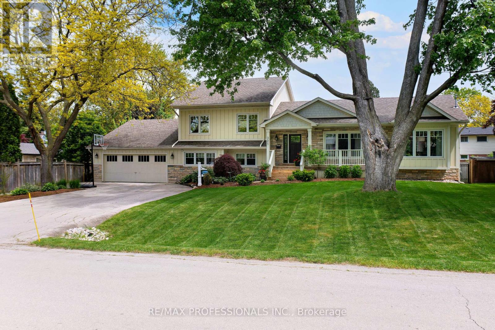 321 Wendy Lane, Oakville, Ontario  L6L 4P9 - Photo 3 - W12324341