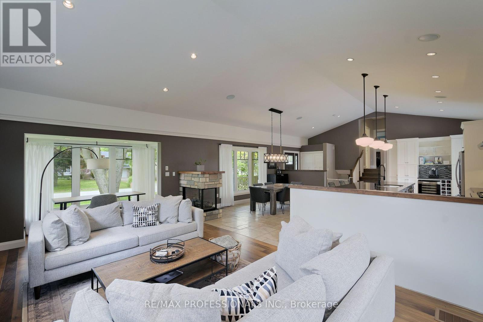 321 Wendy Lane, Oakville, Ontario  L6L 4P9 - Photo 4 - W12324341