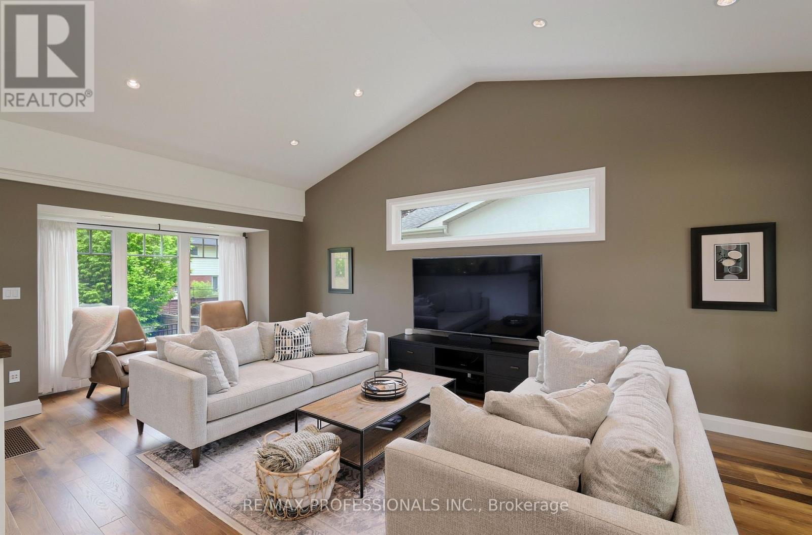 321 Wendy Lane, Oakville, Ontario  L6L 4P9 - Photo 5 - W12324341