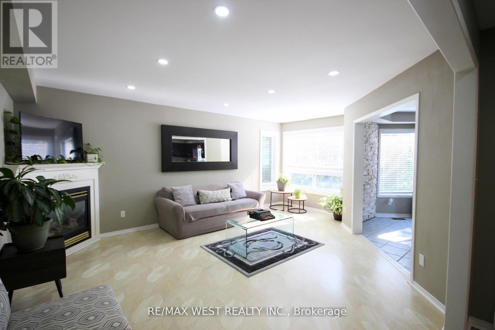 7374 Black Walnut Trail, Mississauga, Ontario  L5N 7L8 - Photo 12 - W12431126
