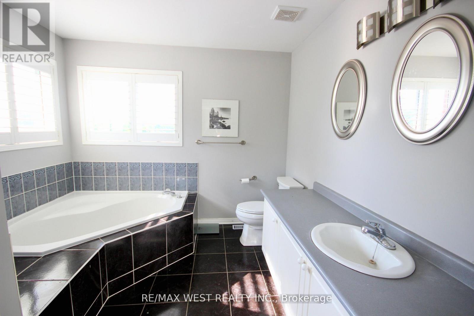 7374 Black Walnut Trail, Mississauga, Ontario  L5N 7L8 - Photo 33 - W12431126