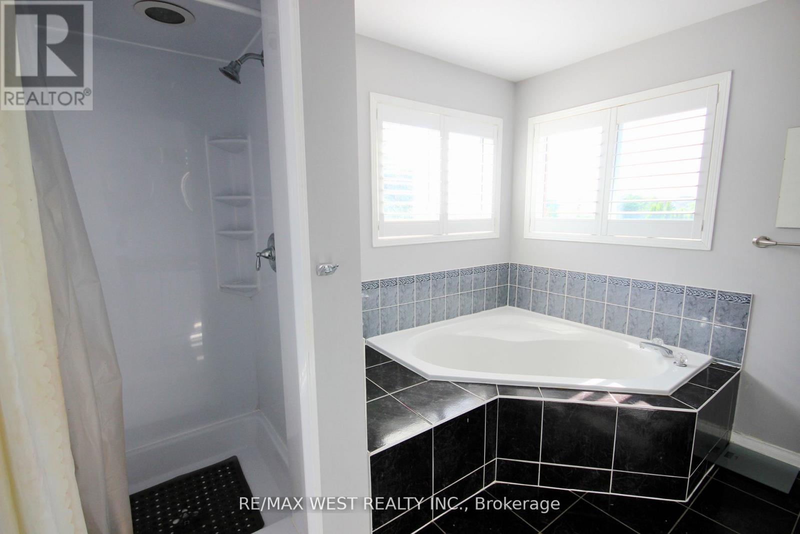 7374 Black Walnut Trail, Mississauga, Ontario  L5N 7L8 - Photo 34 - W12431126