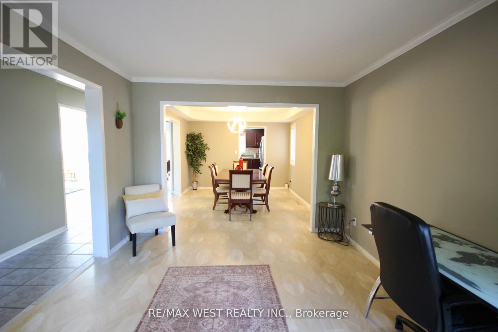 7374 Black Walnut Trail, Mississauga, Ontario  L5N 7L8 - Photo 8 - W12431126