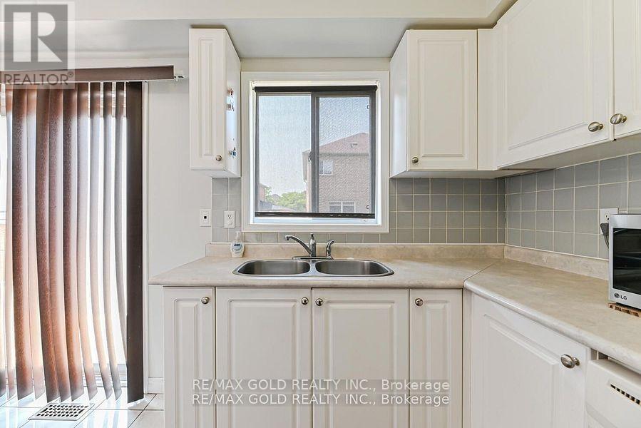 14 Topiary Lane, Brampton, Ontario  L7A 2K6 - Photo 14 - W12431142