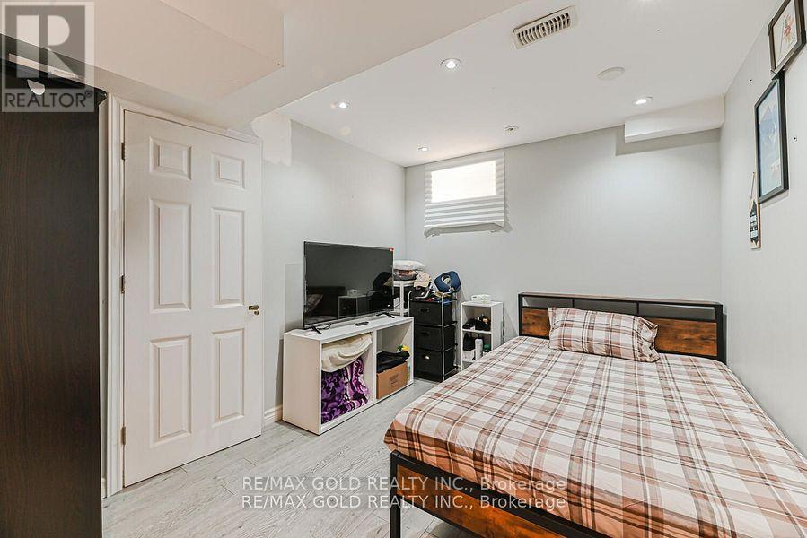 14 Topiary Lane, Brampton, Ontario  L7A 2K6 - Photo 33 - W12431142
