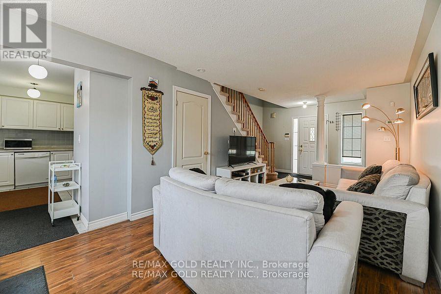 14 Topiary Lane, Brampton, Ontario  L7A 2K6 - Photo 7 - W12431142