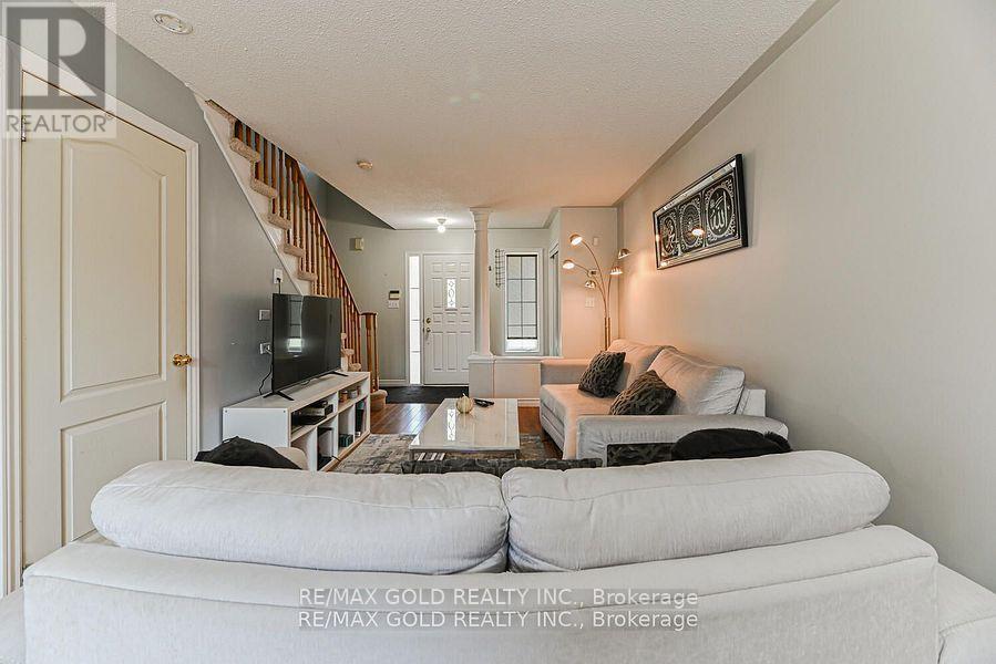 14 Topiary Lane, Brampton, Ontario  L7A 2K6 - Photo 8 - W12431142