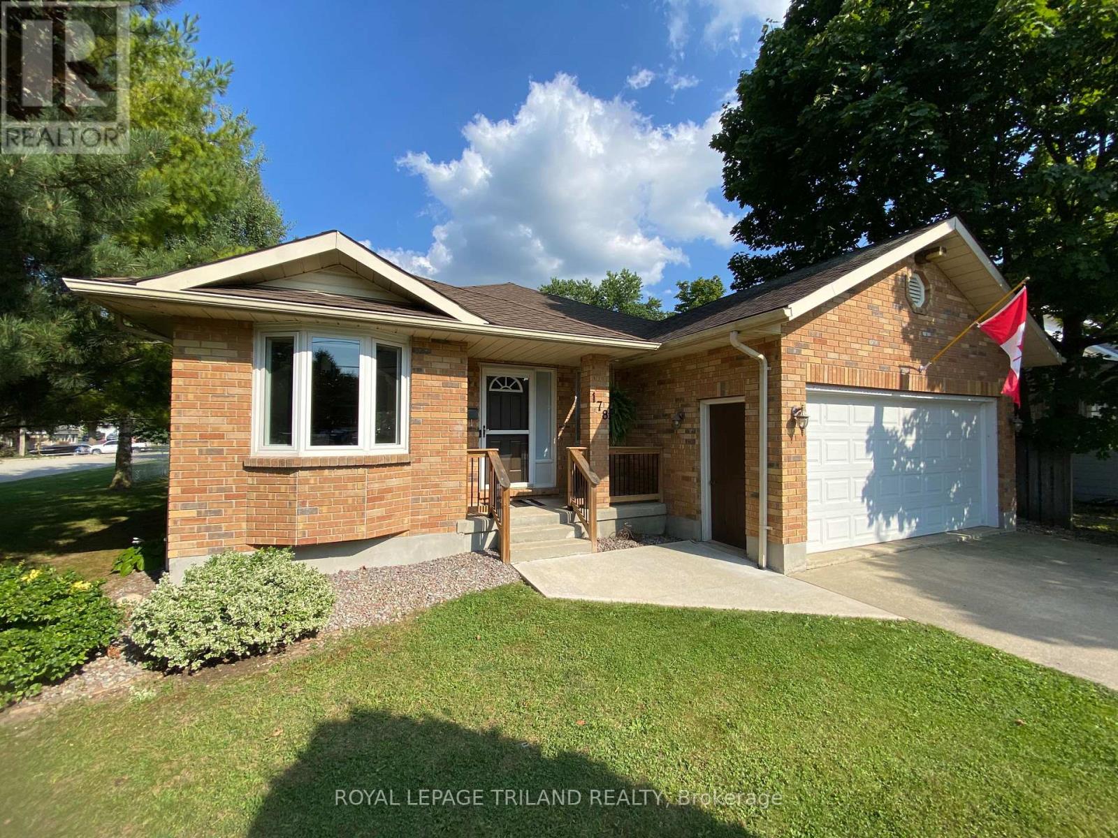 178 Pearl Street, Lambton Shores, Ontario  N0M 2N0 - Photo 2 - X12419511