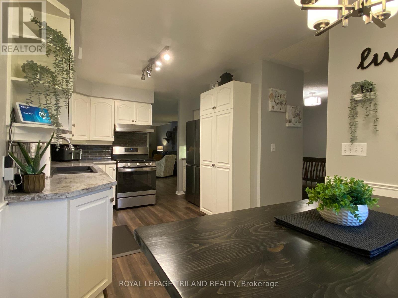 178 Pearl Street, Lambton Shores, Ontario  N0M 2N0 - Photo 11 - X12419511
