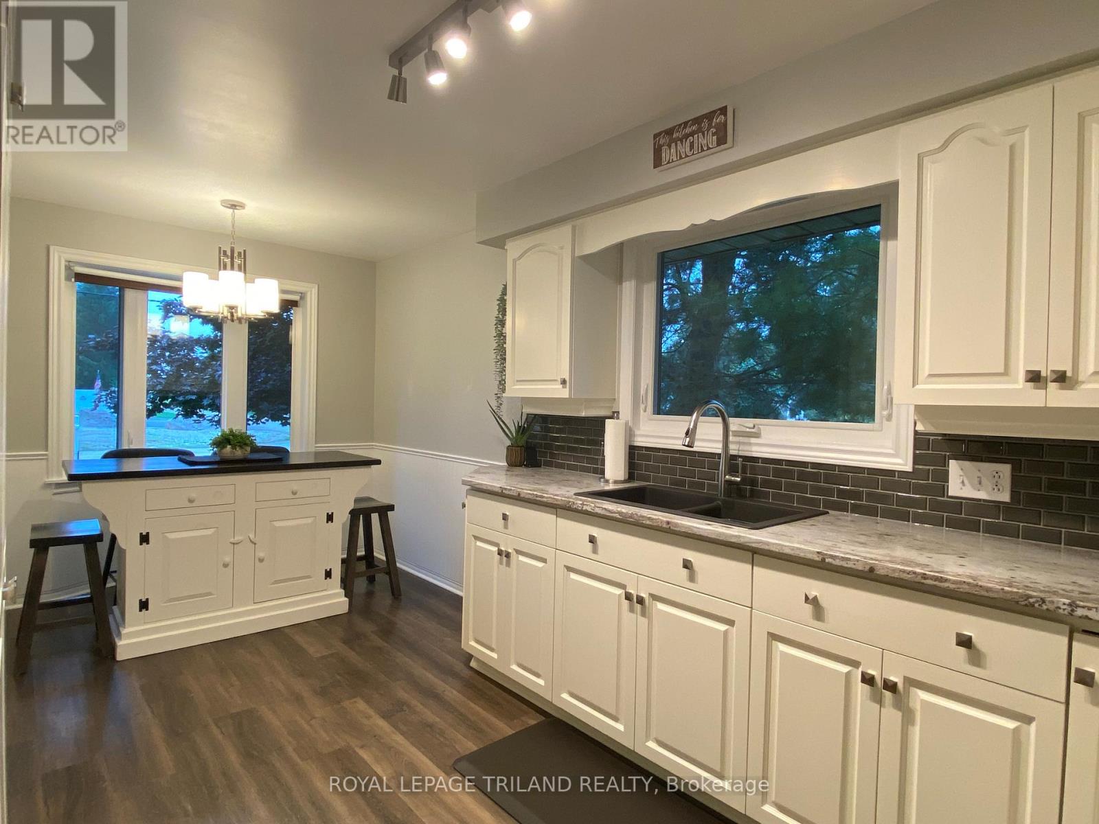 178 Pearl Street, Lambton Shores, Ontario  N0M 2N0 - Photo 10 - X12419511