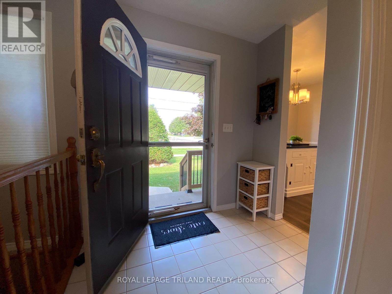 178 Pearl Street, Lambton Shores, Ontario  N0M 2N0 - Photo 3 - X12419511