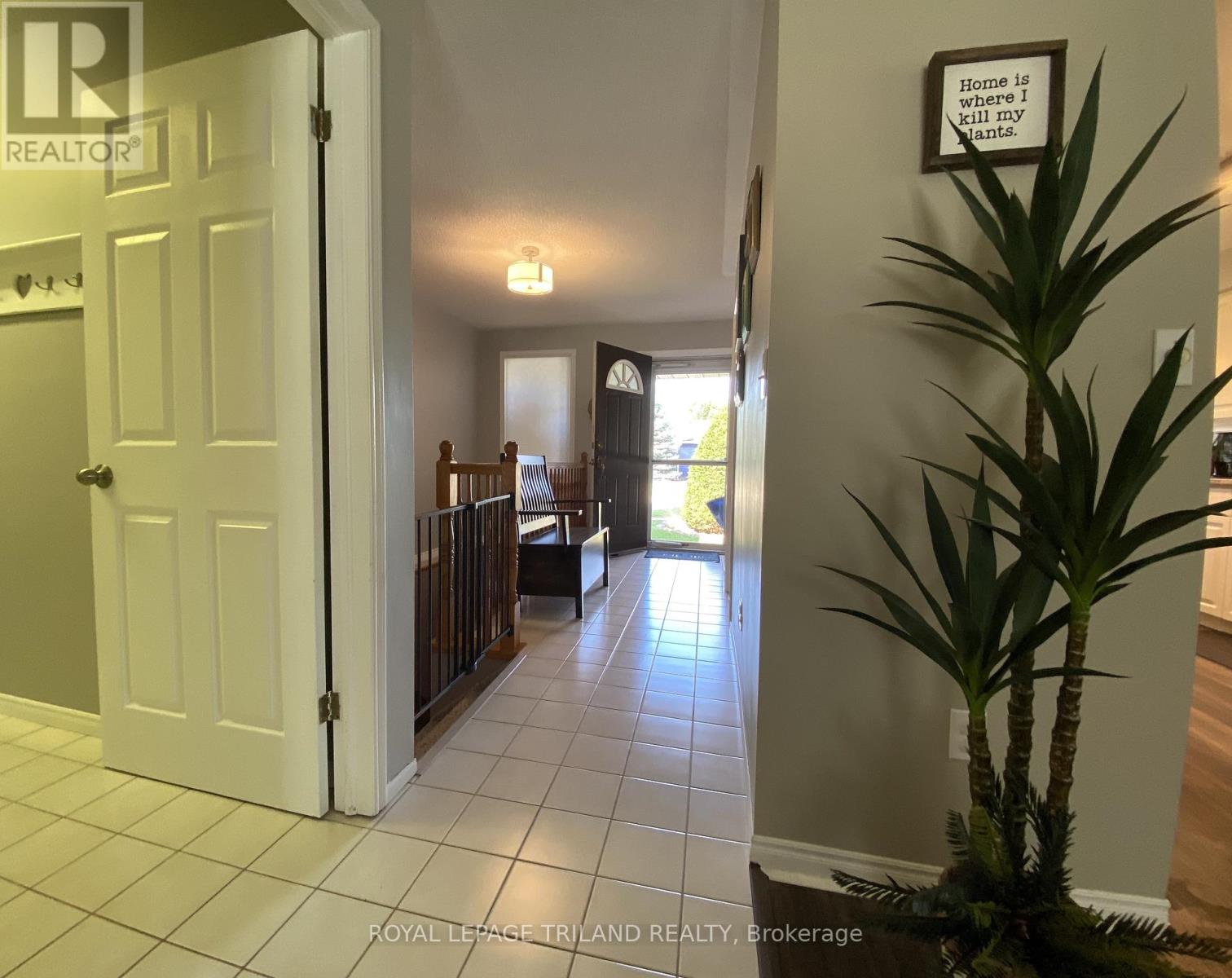 178 Pearl Street, Lambton Shores, Ontario  N0M 2N0 - Photo 4 - X12419511