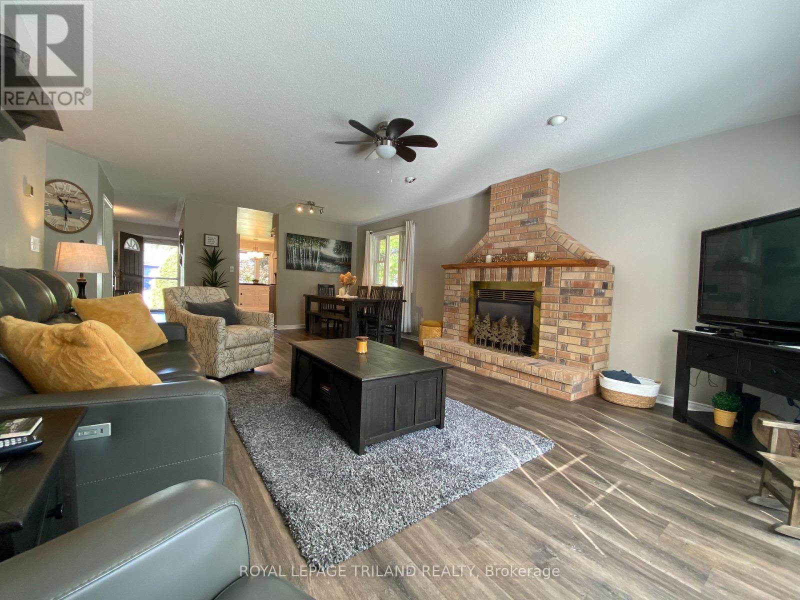 178 Pearl Street, Lambton Shores, Ontario  N0M 2N0 - Photo 7 - X12419511