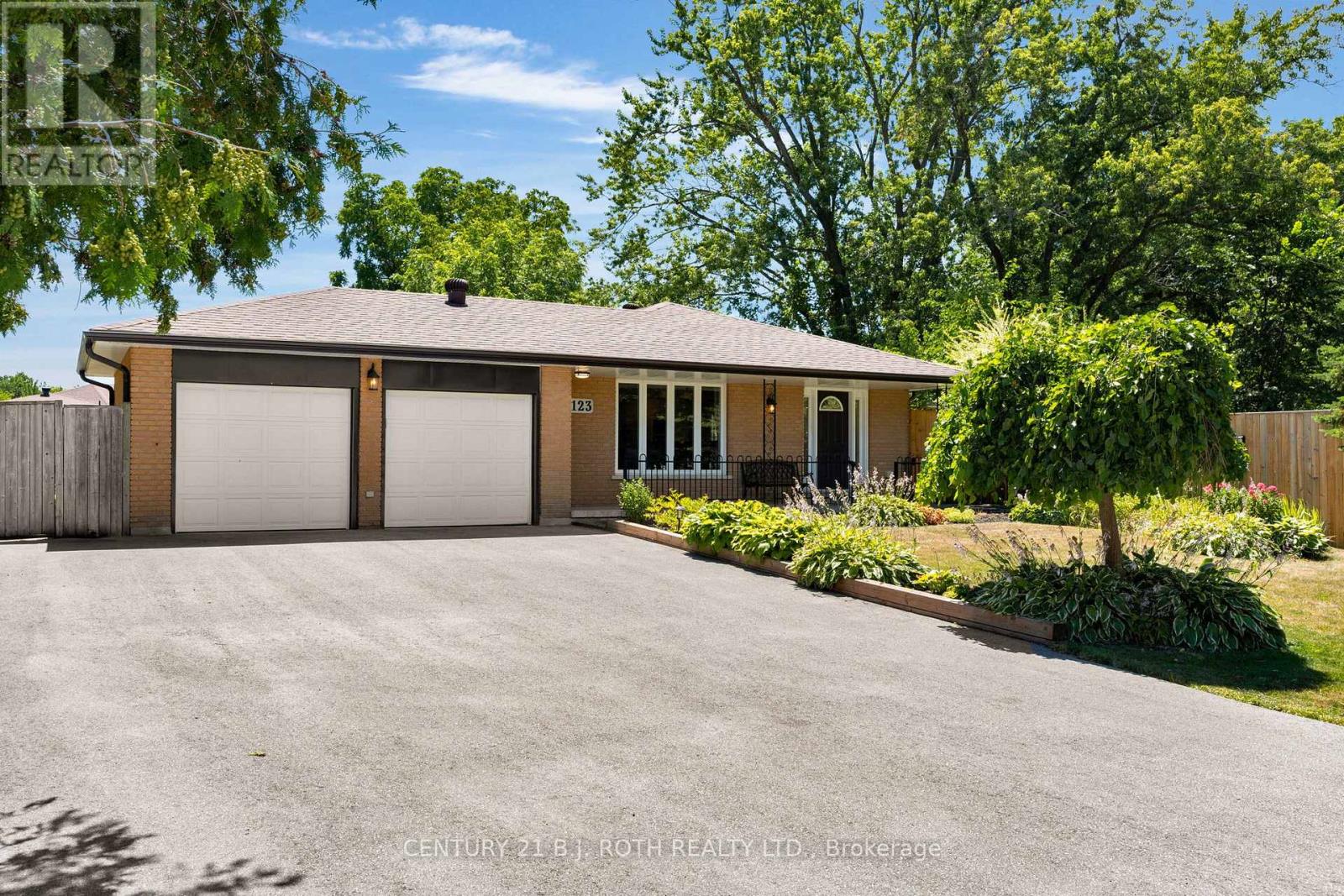 2123 Mildred Avenue, Innisfil, Ontario  L9S 2B9 - Photo 2 - N12431175