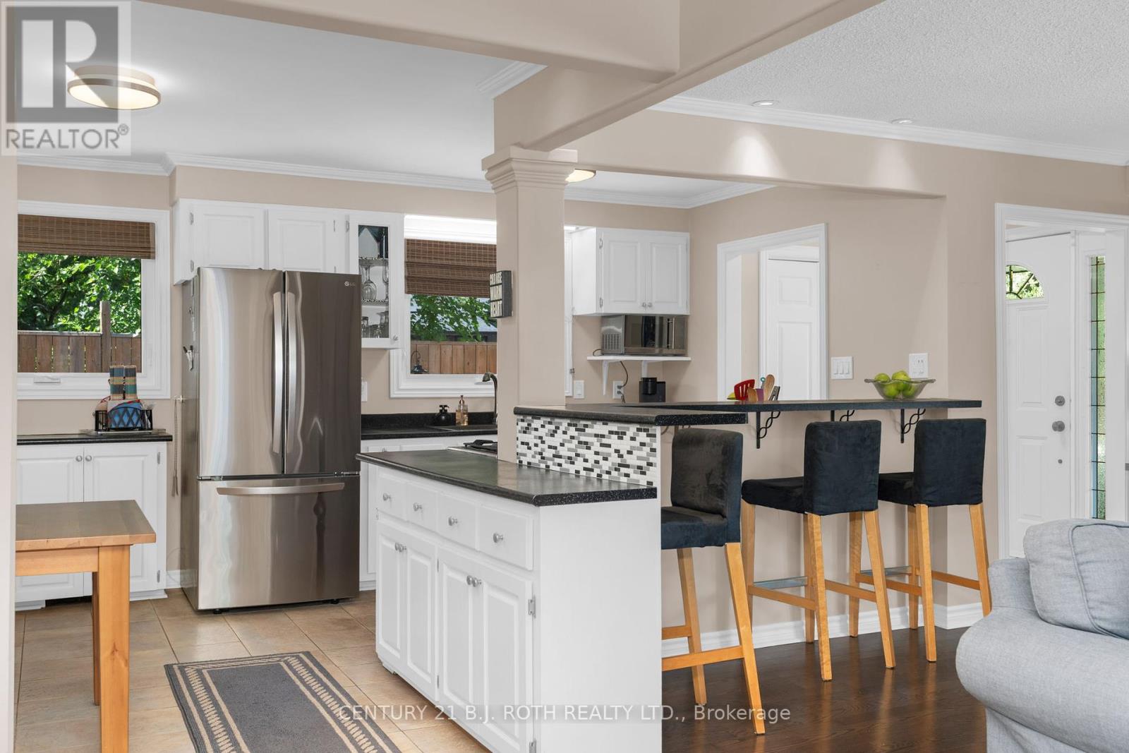 2123 Mildred Avenue, Innisfil, Ontario  L9S 2B9 - Photo 7 - N12431175