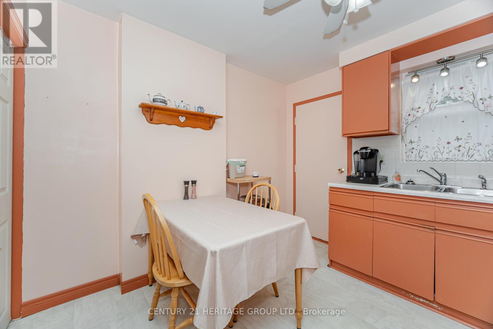 126 Watson Avenue, Toronto, Ontario  M6S 4E1 - Photo 13 - W12415700