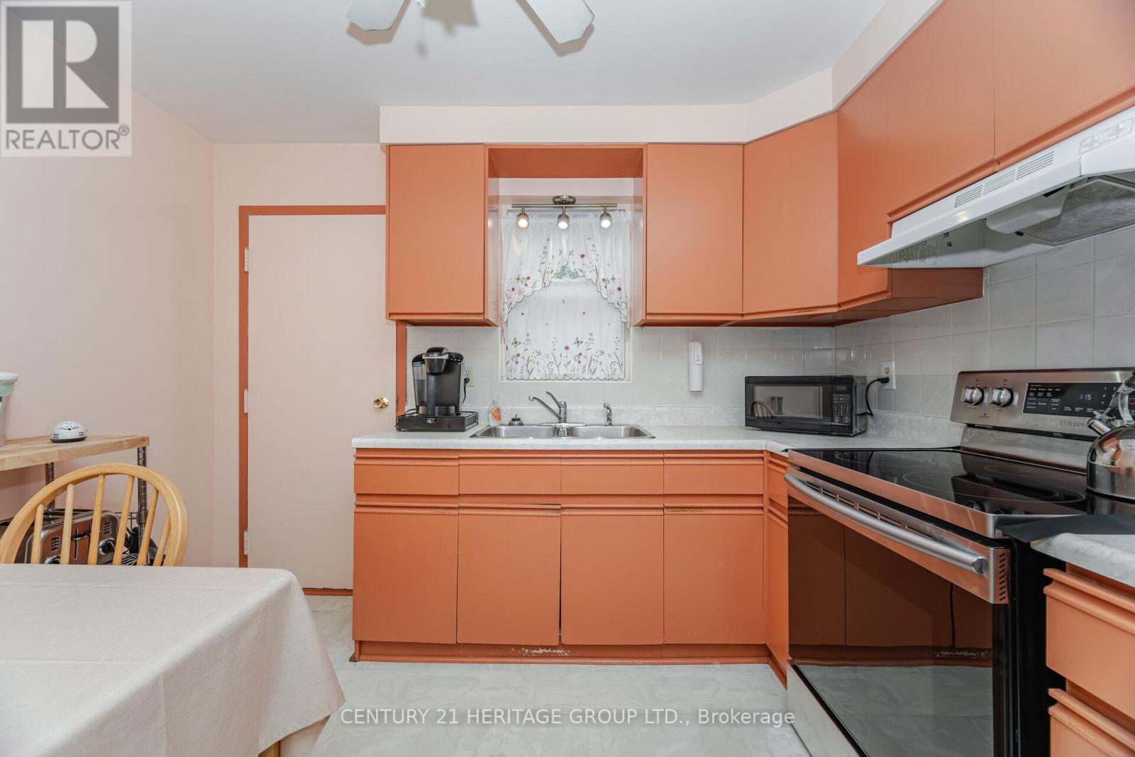 126 Watson Avenue, Toronto, Ontario  M6S 4E1 - Photo 12 - W12415700