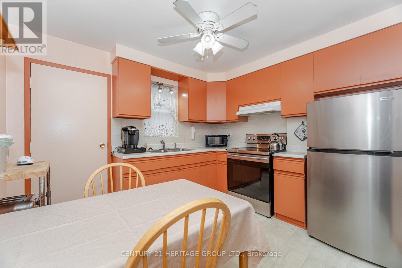 126 Watson Avenue, Toronto, Ontario  M6S 4E1 - Photo 10 - W12415700