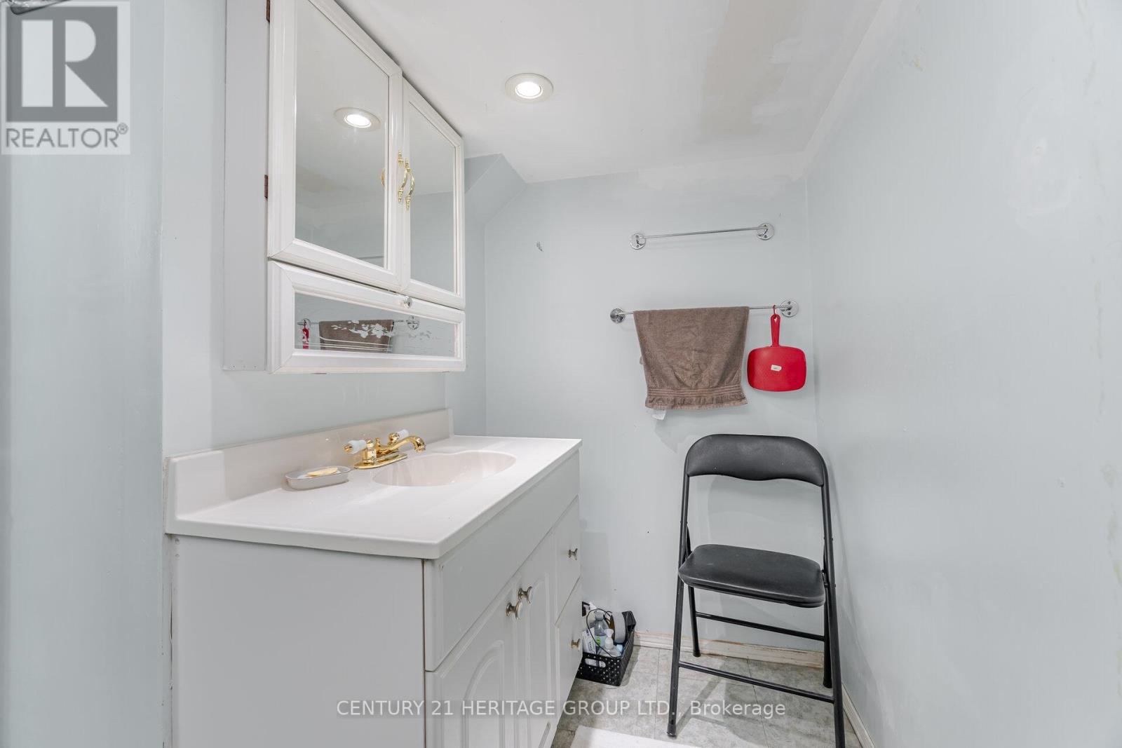 126 Watson Avenue, Toronto, Ontario  M6S 4E1 - Photo 22 - W12415700